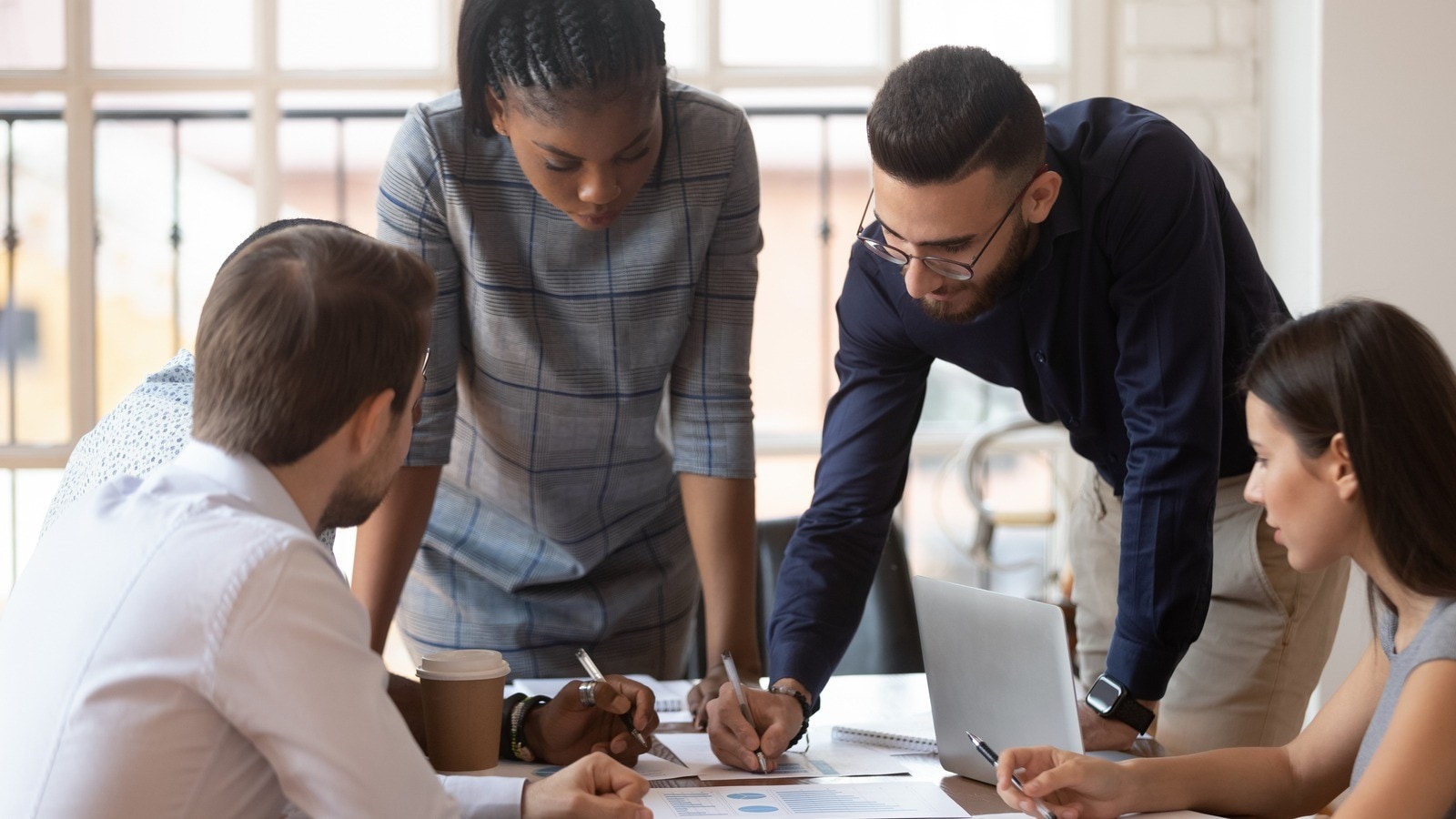 Collegues working together at a desk